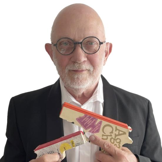 Per Drustrup med 2 pistoler udskåret af bøger