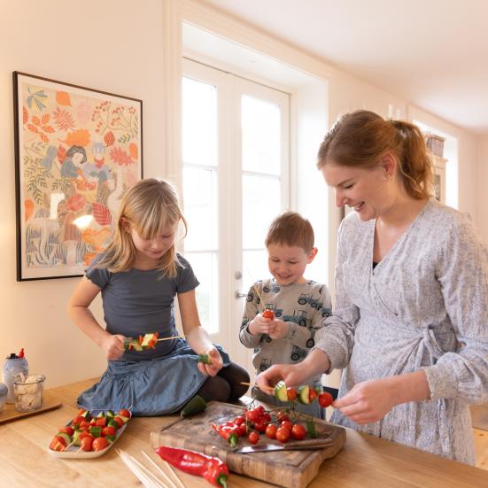 Mor laver mad med sine 2 børn