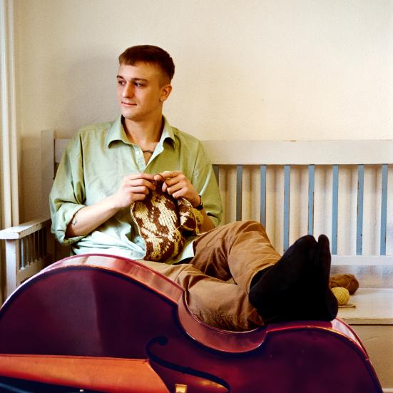 Foto af Albert Østergaard med kontrabas og strik