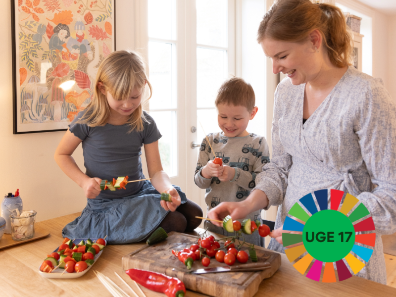 Kristine Melgaard-Mani laver mad med sine børn 