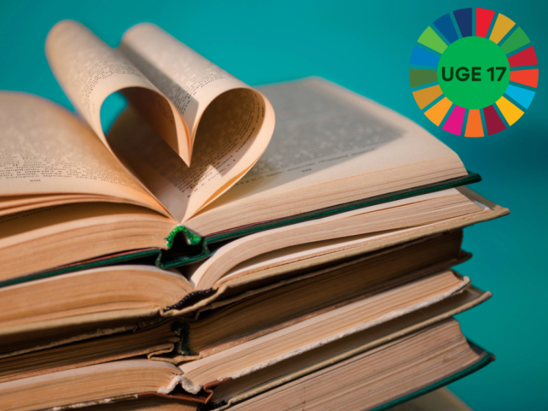 En stak med åbne bøger