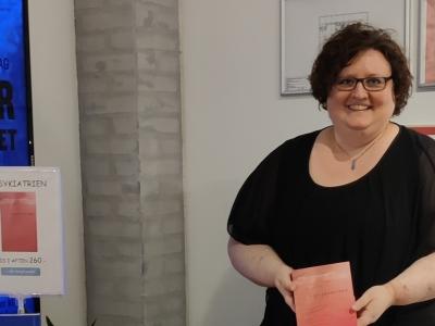 Kadi Rasmussen med en stak af sine bøger