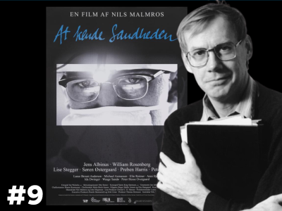 S7H-portræt af filmstruktør Nils Malmros. Bag ham ses plakaten til filmen "At kende sandheden"