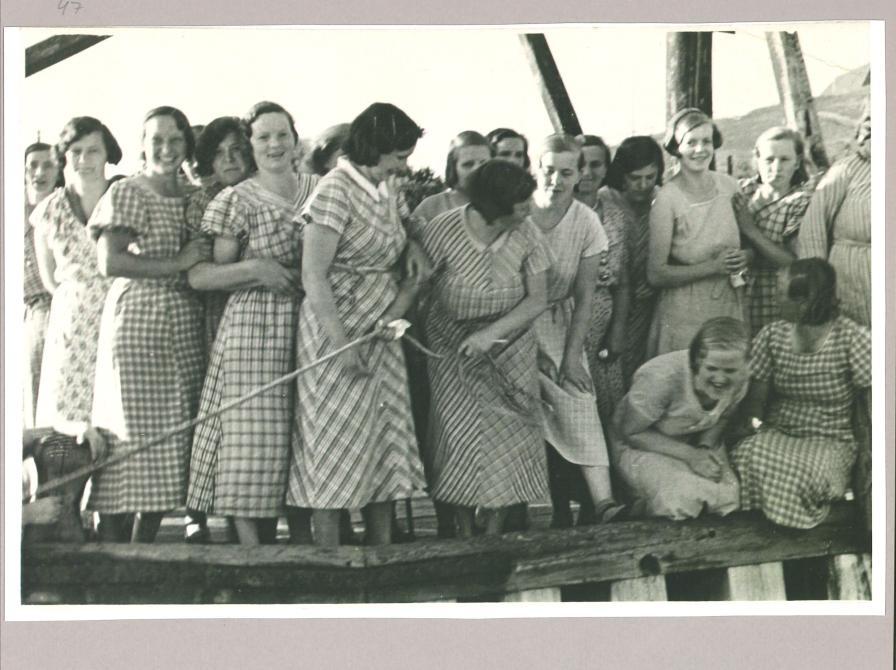 Kvinder på bådebro Foto: Dansk Forsorgshistorisk Museum, Andersvænge