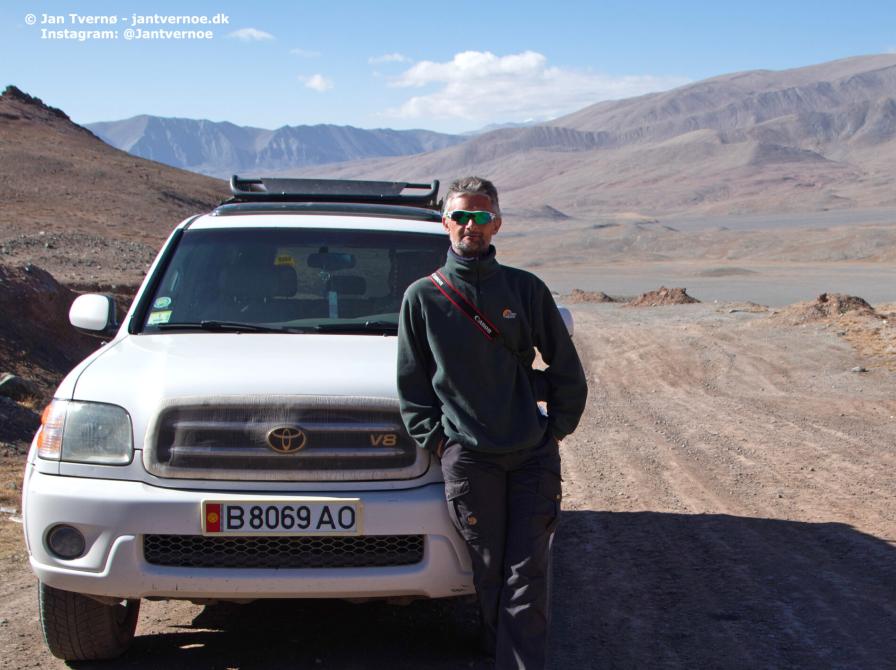 Jan Tvernø stående ved sin turbil