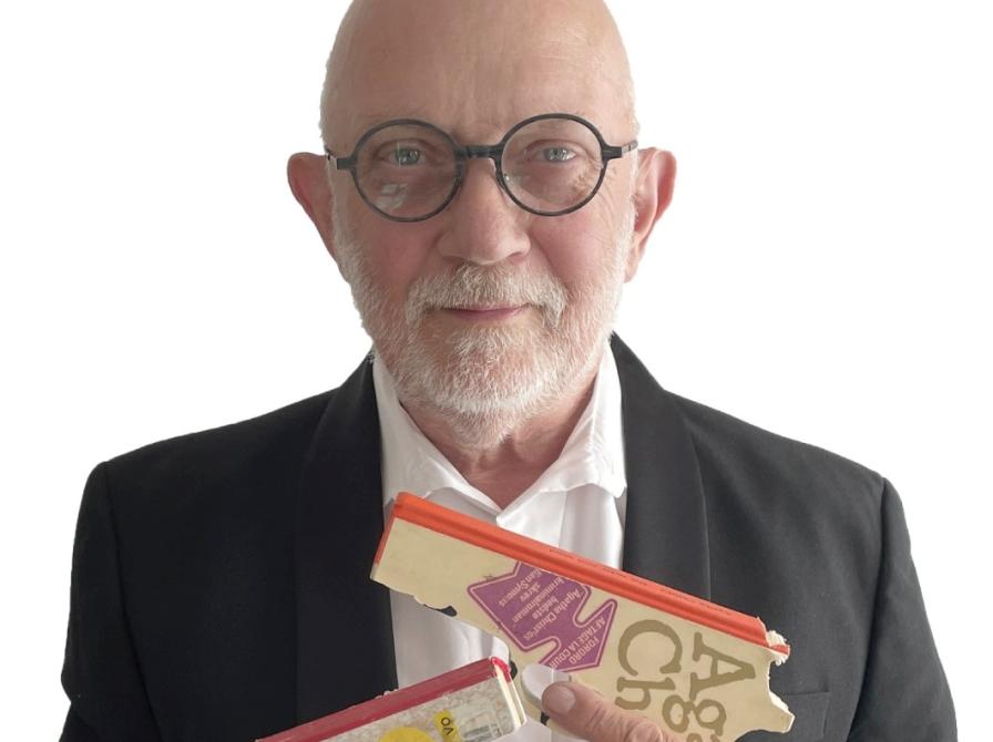 Per Drustrup med 2 pistoler udskåret af bøger