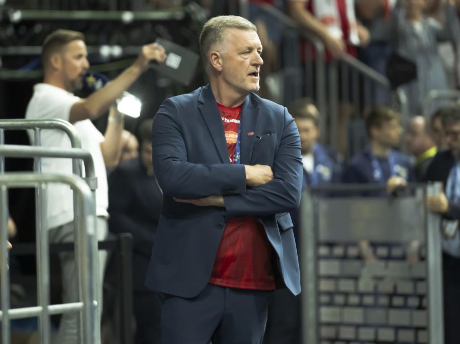 Jan Larsen med korslagte arme på sidelinjen til en håndboldkamp