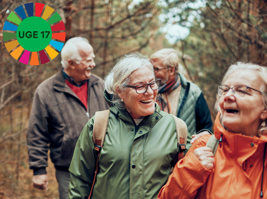 4 ældre mennesker på gåtur i skoven