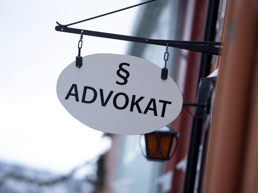 Et skilt hvor på der står ordet advokat